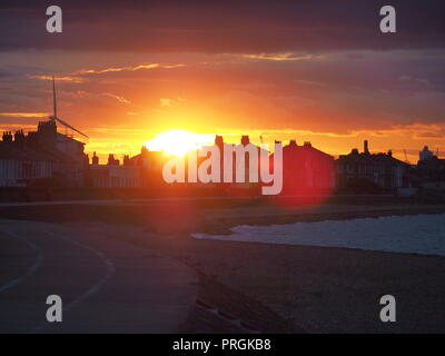 Sheerness, Kent, Regno Unito. 2 Ottobre, 2018. Regno Unito Meteo: il tramonto a Sheerness, Kent. Credito: James Bell/Alamy Live News Foto Stock