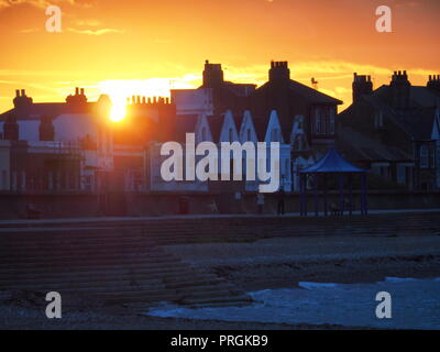 Sheerness, Kent, Regno Unito. 2 Ottobre, 2018. Regno Unito Meteo: il tramonto a Sheerness, Kent. Credito: James Bell/Alamy Live News Foto Stock