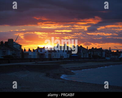 Sheerness, Kent, Regno Unito. 2 Ottobre, 2018. Regno Unito Meteo: il tramonto a Sheerness, Kent. Credito: James Bell/Alamy Live News Foto Stock