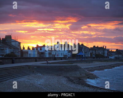 Sheerness, Kent, Regno Unito. 2 Ottobre, 2018. Regno Unito Meteo: il tramonto a Sheerness, Kent. Credito: James Bell/Alamy Live News Foto Stock
