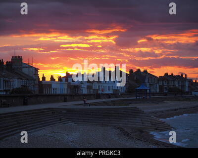 Sheerness, Kent, Regno Unito. 2 Ottobre, 2018. Regno Unito Meteo: il tramonto a Sheerness, Kent. Credito: James Bell/Alamy Live News Foto Stock