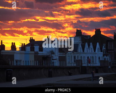Sheerness, Kent, Regno Unito. 2 Ottobre, 2018. Regno Unito Meteo: il tramonto a Sheerness, Kent. Credito: James Bell/Alamy Live News Foto Stock