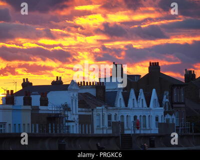 Sheerness, Kent, Regno Unito. 2 Ottobre, 2018. Regno Unito Meteo: il tramonto a Sheerness, Kent. Credito: James Bell/Alamy Live News Foto Stock