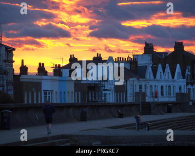 Sheerness, Kent, Regno Unito. 2 Ottobre, 2018. Regno Unito Meteo: il tramonto a Sheerness, Kent. Credito: James Bell/Alamy Live News Foto Stock