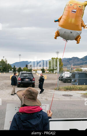 Bozeman, Mont., STATI UNITI D'AMERICA, 02 ottobre, 2018. Un manifestante detiene un Donald Trump mongolfiere come ella attende U. S. Vice Presidente Mike pence per arrivare a Bozeman, Mont., USA, Martedì, Ottobre 2, 2018. Credito: Thomas Lee/Live Alamy News Foto Stock