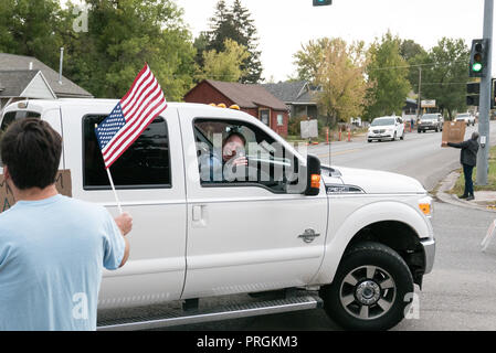 Bozeman, Mont., STATI UNITI D'AMERICA, 02 ottobre, 2018. Gli automobilisti passano i manifestanti vicino a dove U. S. Vice Presidente Mike Pence è atteso a Bozeman, Mont., USA, Martedì, Ottobre 2, 2018. Credito: Thomas Lee/Live Alamy News Foto Stock