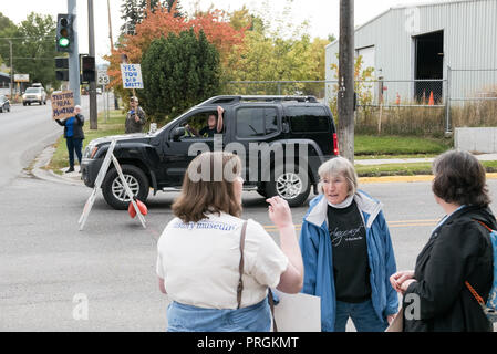 Bozeman, Mont., STATI UNITI D'AMERICA, 02 ottobre, 2018. Manifestanti salutare i passanti vicino a dove U. S. Vice Presidente Mike pence per arrivare a Bozeman, Mont., USA, Martedì, Ottobre 2, 2018. Credito: Thomas Lee/Live Alamy News Foto Stock