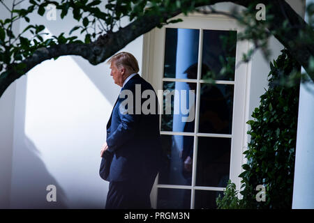 Il Presidente degli Stati Uniti, Trump esce dall'Ufficio Ovale prima di salire a bordo di un Marine per la sua partenza dalla Casa Bianca il 2 ottobre 2018 a Washington, DC. Photo credit: Alex Edelman/CNP/MediaPunch Foto Stock