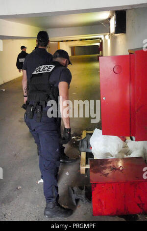 Lione, Francia,2 Ottobre 2018: funzionari di polizia da appena creato campo specializzato brigata di polizia (BST) sono visibili a Lione centro-orientale (Francia) come essi pattugliano una zona non protetta nel contesto del cosiddetto repubblicano riconquista del male la fama di distretti. Questi funzionari di polizia sono in grado di edifici di controllo sale e corridoi, parcheggi e cantine. Foto di credito: Serge Mouraret/Alamy Live News Foto Stock