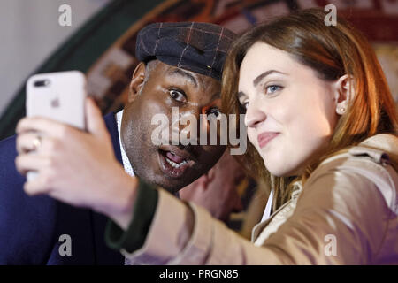 Kiev, Ucraina. 2 Ottobre, 2018. Ex campione del pugilato Lennox Lewis posano per una foto durante una sessione authographs per sostenitori alla 56th World Boxing Convenzione di Kiev, in Ucraina, il 2 ottobre 2018.Il WBC 56th congresso a cui prendono parte le leggende boxe Evander Holyfield, Lennox Lewis, Eric Morales e circa 700 partecipanti provenienti da 160 paesi corre a Kiev dal 30 settembre al 5 ottobre. Credito: Serg Glovny/ZUMA filo/Alamy Live News Foto Stock