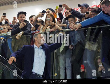 Kiev, Ucraina. 2 Ottobre, 2018. Ex Heavyweight Boxing e attuale campione sindaco di Kiev Vitali Klitschko saluta i sostenitori come egli arriva un authographs sessione per i sostenitori della 56a World Boxing Convenzione di Kiev, in Ucraina, il 2 ottobre 2018.Il WBC 56th congresso a cui prendono parte le leggende boxe Evander Holyfield, Lennox Lewis, Eric Morales e circa 700 partecipanti provenienti da 160 paesi corre a Kiev dal 30 settembre al 5 ottobre. Credito: Serg Glovny/ZUMA filo/Alamy Live News Foto Stock