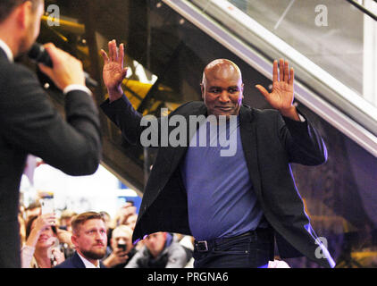Kiev, Ucraina. 2 Ottobre, 2018. Ex campione di boxe EVANDER HOLYFIELD saluta i sostenitori durante authographs per sostenitori alla 56th World Boxing Convenzione di Kiev, in Ucraina, il 2 ottobre 2018.Il WBC 56th congresso a cui prendono parte le leggende boxe Evander Holyfield, Lennox Lewis, Eric Morales e circa 700 partecipanti provenienti da 160 paesi corre a Kiev dal 30 settembre al 5 ottobre. Credito: Serg Glovny/ZUMA filo/Alamy Live News Foto Stock