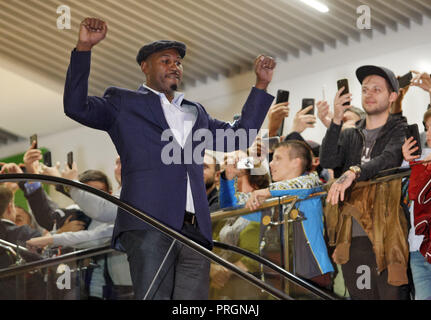 Kiev, Ucraina. 2 Ottobre, 2018. Ex campione del pugilato Lennox Lewis saluta i sostenitori come egli arriva un authographs sessione per i sostenitori della 56a World Boxing Convenzione di Kiev, in Ucraina, il 2 ottobre 2018.Il WBC 56th congresso a cui prendono parte le leggende boxe Evander Holyfield, Lennox Lewis, Eric Morales e circa 700 partecipanti provenienti da 160 paesi corre a Kiev dal 30 settembre al 5 ottobre. Credito: Serg Glovny/ZUMA filo/Alamy Live News Foto Stock
