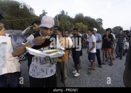 Velika Kladusa, in Bosnia ed Erzegovina. 23 Mar, 2018. I rifugiati sono visti allineando per cena presso il campo profughi.Refugee Camp di Velika Kladusa, Bosnia sul confine croato. I rifugiati qui tentare di entrare in Europa attraverso la Croazia ed è noto come il gioco; dove si cammina per 2 o 3 settimane nel tentativo di raggiungere l'Italia dove essi si applicherà per il riconoscimento dello status di rifugiato. Credito: Enzo Tomasiello SOPA/images/ZUMA filo/Alamy Live News Foto Stock