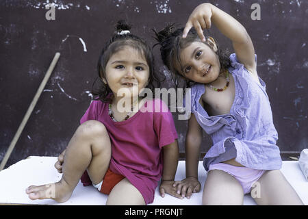 Velika Kladusa, in Bosnia ed Erzegovina. 23 Mar, 2018. Due ragazze sono visto che posano per una foto al campo profughi.Refugee Camp di Velika Kladusa, Bosnia sul confine croato. I rifugiati qui tentare di entrare in Europa attraverso la Croazia ed è noto come il gioco; dove si cammina per 2 o 3 settimane nel tentativo di raggiungere l'Italia dove essi si applicherà per il riconoscimento dello status di rifugiato. Credito: Enzo Tomasiello SOPA/images/ZUMA filo/Alamy Live News Foto Stock