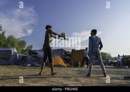 Velika Kladusa, in Bosnia ed Erzegovina. 23 Mar, 2018. Gli uomini di rifugiati sono visti giocando a pallavolo al campo profughi.Refugee Camp di Velika Kladusa, Bosnia sul confine croato. I rifugiati qui tentare di entrare in Europa attraverso la Croazia ed è noto come il gioco; dove si cammina per 2 o 3 settimane nel tentativo di raggiungere l'Italia dove essi si applicherà per il riconoscimento dello status di rifugiato. Credito: Enzo Tomasiello SOPA/images/ZUMA filo/Alamy Live News Foto Stock