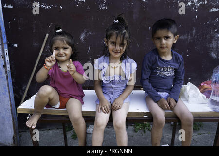 Velika Kladusa, in Bosnia ed Erzegovina. 23 Mar, 2018. I bambini rifugiati sono visti situati dopo essere stato bagnato al campo profughi.Refugee Camp di Velika Kladusa, Bosnia sul confine croato. I rifugiati qui tentare di entrare in Europa attraverso la Croazia ed è noto come il gioco; dove si cammina per 2 o 3 settimane nel tentativo di raggiungere l'Italia dove essi si applicherà per il riconoscimento dello status di rifugiato. Credito: Enzo Tomasiello SOPA/images/ZUMA filo/Alamy Live News Foto Stock