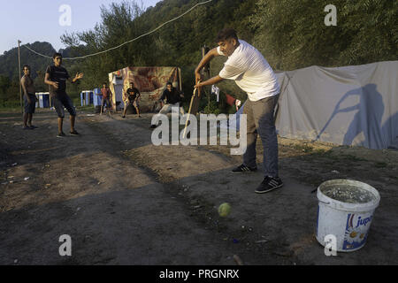 Velika Kladusa, in Bosnia ed Erzegovina. 23 Mar, 2018. Per i rifugiati sono gli uomini si vedono giocare a cricket al campo profughi.Refugee Camp di Velika Kladusa, Bosnia sul confine croato. I rifugiati qui tentare di entrare in Europa attraverso la Croazia ed è noto come il gioco; dove si cammina per 2 o 3 settimane nel tentativo di raggiungere l'Italia dove essi si applicherà per il riconoscimento dello status di rifugiato. Credito: Enzo Tomasiello SOPA/images/ZUMA filo/Alamy Live News Foto Stock