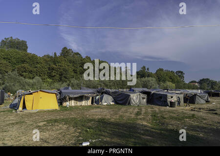 Velika Kladusa, in Bosnia ed Erzegovina. 23 Mar, 2018. Tende di fortuna per la sistemazione sono visto al campo profughi.Refugee Camp di Velika Kladusa, Bosnia sul confine croato. I rifugiati qui tentare di entrare in Europa attraverso la Croazia ed è noto come il gioco; dove si cammina per 2 o 3 settimane nel tentativo di raggiungere l'Italia dove essi si applicherà per il riconoscimento dello status di rifugiato. Credito: Enzo Tomasiello SOPA/images/ZUMA filo/Alamy Live News Foto Stock