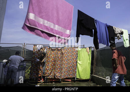 Velika Kladusa, in Bosnia ed Erzegovina. 23 Mar, 2018. Un rifugiato l uomo è visto sotto la doccia al campo profughi.Refugee Camp di Velika Kladusa, Bosnia sul confine croato. I rifugiati qui tentare di entrare in Europa attraverso la Croazia ed è noto come il gioco; dove si cammina per 2 o 3 settimane nel tentativo di raggiungere l'Italia dove essi si applicherà per il riconoscimento dello status di rifugiato. Credito: Enzo Tomasiello SOPA/images/ZUMA filo/Alamy Live News Foto Stock