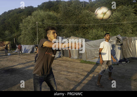 Velika Kladusa, in Bosnia ed Erzegovina. 23 Mar, 2018. Gli uomini di rifugiati sono visti giocando a pallavolo al campo profughi.Refugee Camp di Velika Kladusa, Bosnia sul confine croato. I rifugiati qui tentare di entrare in Europa attraverso la Croazia ed è noto come il gioco; dove si cammina per 2 o 3 settimane nel tentativo di raggiungere l'Italia dove essi si applicherà per il riconoscimento dello status di rifugiato. Credito: Enzo Tomasiello SOPA/images/ZUMA filo/Alamy Live News Foto Stock