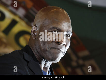 Kiev, Ucraina. 2 Ottobre, 2018. Ex campione di boxe EVANDER HOLYFIELD assiste una sessione authographs per i tifosi durante la 56th World Boxing Convenzione di Kiev, in Ucraina, il 2 ottobre 2018.Il WBC 56th congresso a cui prendono parte le leggende boxe Evander Holyfield, Lennox Lewis, Eric Morales e circa 700 partecipanti provenienti da 160 paesi corre a Kiev dal 30 settembre al 5 ottobre. Credito: Serg Glovny/ZUMA filo/Alamy Live News Foto Stock