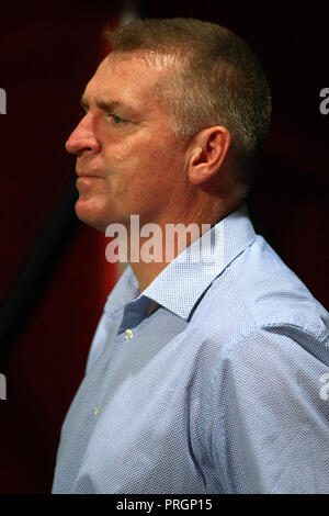 Londra, Regno Unito. Il 2 ottobre, 2018. Brentford Manager Dean Smith guarda a. EFL Skybet partita in campionato, Brentford v Birmingham City al Griffin Park Stadium di Londra il martedì 2 ottobre 2018. Questa immagine può essere utilizzata solo per scopi editoriali. Solo uso editoriale, è richiesta una licenza per uso commerciale. Nessun uso in scommesse, giochi o un singolo giocatore/club/league pubblicazioni. pic da Steffan Bowen/Andrew Orchard fotografia sportiva/Alamy Live news Foto Stock