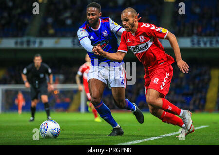 Ipswich, Suffolk, Regno Unito. Il 2 ottobre, 2018. 2° ottobre 2018, Portman Road, Ipswich, Inghilterra; Sky Campionato Bet Ipswich Town v Middlesbrough ; Martin Braithwaite (10) di Middlesbrough è inseguito da Janoi Donacien (02) di Ipswich Credito: Georgie Kerr/News immagini, English Football League immagini sono soggette a licenza DataCo Credito: News immagini /Alamy Live News Foto Stock