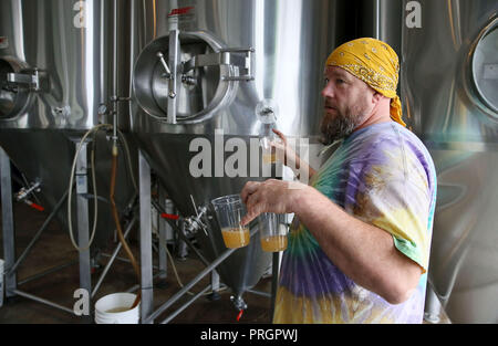 Davenport, Iowa, USA. 28 Sep, 2018. Grande Fiume Brewery proprietario e brewer Scott Lehnert preleva campioni di ale dal serbatoio fermentatore che diventerà una crema ale chiamato ''deadline' Credit: Kevin E. Schmidt/Quad-City volte/ZUMA filo/Alamy Live News Foto Stock