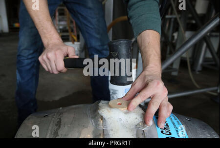 Davenport, Iowa, USA. 28 Sep, 2018. Il tappo shive è triturato in posizione la tenuta del cilindro consentendo l'ale per terminare condizionata. Credito: Kevin E. Schmidt/Quad-City volte/ZUMA filo/Alamy Live News Foto Stock