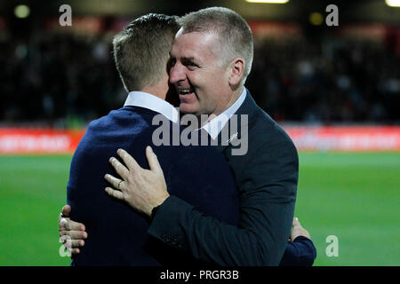 Londra, Regno Unito. Il 2 ottobre, 2018. Brentford manager, Dean Smith è tutto sorrisi con Birmingham City manager, Gary Monaco durante il cielo EFL scommessa match del campionato tra Brentford e Birmingham City al Griffin Park, Londra, Inghilterra il 2 ottobre 2018. Foto di Carlton Myrie. Solo uso editoriale, è richiesta una licenza per uso commerciale. Nessun uso in scommesse, giochi o un singolo giocatore/club/league pubblicazioni. Credit: UK Sports Pics Ltd/Alamy Live News Foto Stock