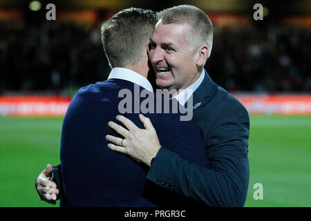 Londra, Regno Unito. Il 2 ottobre, 2018. Brentford manager, Dean Smith abbracci Birmingham City manager, Gary Monaco visto durante il cielo EFL scommessa match del campionato tra Brentford e Birmingham City al Griffin Park, Londra, Inghilterra il 2 ottobre 2018. Foto di Carlton Myrie. Solo uso editoriale, è richiesta una licenza per uso commerciale. Nessun uso in scommesse, giochi o un singolo giocatore/club/league pubblicazioni. Credit: UK Sports Pics Ltd/Alamy Live News Foto Stock