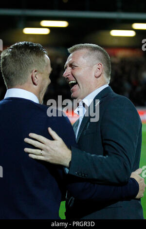 Londra, Regno Unito. Il 2 ottobre, 2018. Birmingham City manager, Gary Monaco è accolto da Brentford manager, Dean Smith visto durante il cielo EFL scommessa match del campionato tra Brentford e Birmingham City al Griffin Park, Londra, Inghilterra il 2 ottobre 2018. Foto di Carlton Myrie. Solo uso editoriale, è richiesta una licenza per uso commerciale. Nessun uso in scommesse, giochi o un singolo giocatore/club/league pubblicazioni. Credit: UK Sports Pics Ltd/Alamy Live News Foto Stock