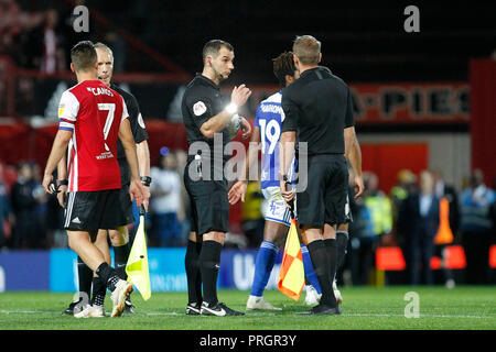 Londra, Regno Unito. Il 2 ottobre, 2018. Arbitro, Tim Robinson e il suo team al fischio finale durante il cielo EFL scommessa match del campionato tra Brentford e Birmingham City al Griffin Park, Londra, Inghilterra il 2 ottobre 2018. Foto di Carlton Myrie. Solo uso editoriale, è richiesta una licenza per uso commerciale. Nessun uso in scommesse, giochi o un singolo giocatore/club/league pubblicazioni. Credit: UK Sports Pics Ltd/Alamy Live News Foto Stock