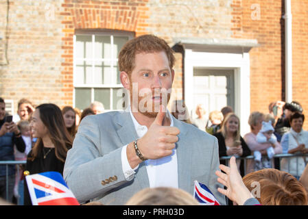 Chichester, West Sussex, Regno Unito. Il 3 ottobre 2018. Il Duca di Sussex, il principe Harry dà un pollice su come egli parla con i ragazzi della scuola media locale durante il suo e Meghan Markle la visita a Chichester. Credito: Scott Ramsey/Alamy Live News Foto Stock