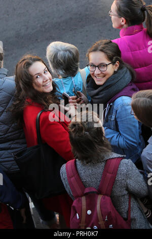 Chichester, West Sussex, Regno Unito. 3° OTT 2018. Il Duca e la Duchessa di Sussex, il principe Harry e Meghan Markle raffigurato in visita a Chichester, West Sussex. Mercoledì 3 ottobre 2018 Credit: Sam Stephenson/Alamy Live News Foto Stock