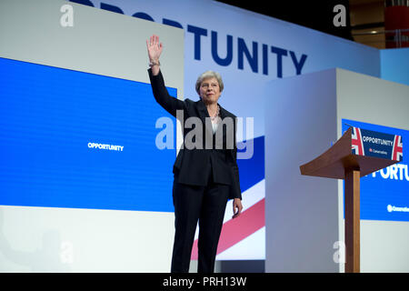 Birmingham, Regno Unito. Il 3 ottobre 2018. Theresa Maggio, Primo Ministro, primo signore del Ministero del Tesoro, il ministro per la Funzione Pubblica e conservatore MP per Maidenhead onde i il pubblico a seguito del suo intervento al Congresso del Partito Conservatore di Birmingham. © Russell Hart/Alamy Live News. Foto Stock
