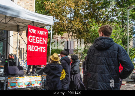 Berlino, Mitte, in Germania il 3 ottobre 2018. Persone protestano contro un estremista di destra di dimostrazione. I residenti locali si sono riuniti presso Pappelplatz opporsi alla prevista dimostrazioni della DQA Ala destra gruppo sulla Giornata tedesca dell'unità. Il contatore di manifestazione di protesta è stata prevista dal residente di sua iniziativa per il coraggio civile contrapposta ala destra attivisti (Anwohnerinitiative für Zivilcourage - Gegen Rechts). L'estremista di destra organizzazione "Wir für Deutschland (WFD)" prevede di marzo dalla Hauptbahnhof attraverso il centro di Berlino con lo slogan 'Day della nazione' Credit: Eden Breitz/Alamy Live ne Foto Stock