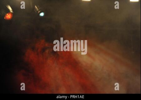NEC Birmingham, UK. 3° OTT 2018. La polvere in aria è retroilluminato dagli effetti di illuminazione. Unità musicale dei cavalli pesanti. Cavallo dell'anno mostra (HOYS). Il National Exhibition Centre (NEC). Birmingham. Regno Unito. 03/10/2018. Credito: Sport In immagini/Alamy Live News Foto Stock