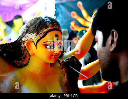 Dacca. 3° Ott, 2018. Un artigiano dà i tocchi finali a un idolo di argilla del guerriero indù dea Durga prima della prossima Durga Festival presso un laboratorio a Dhaka, nel Bangladesh, il 2 ottobre, 2018. Credito: Xinhua/Alamy Live News Foto Stock