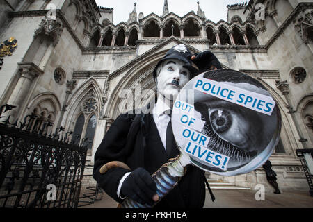 Londra, Regno Unito. 3° OTT 2018. Protester contro Undercover funzionari di polizia al di fuori dell Alta Corte, Royal Courts of Justice di Londra, Regno Unito il 3 ottobre 2018. Il pubblico è stato turbato dal fatto che le donne sono state ingannate in rapporti intimi con undercover i funzionari di polizia del Regno Unito. Una donna sta portando un caso circa le violazioni dei diritti umani ha sofferto nel suo rapporto con undercover police officer Mark Kennedy mentre egli infiltrati sociali e ambientali i gruppi di campagna. Credito: Jeff Gilbert/Alamy Live News Foto Stock