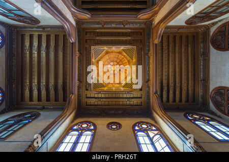 Decorate in legno cupola mediare ornato soffitto con motivo floreale decorazioni a Sultan al Ghuri Mausoleo, Il Cairo, Egitto Foto Stock