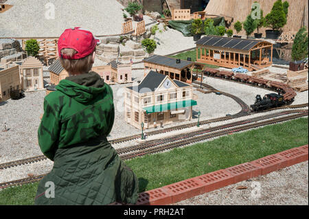 Bub mit Modelleisenbahn - Ragazzo con Toy Train Foto Stock