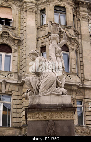 Le Nereidi antica fontana a piazza Ferenciek (Budapest, Ungheria, Europa) Ninfe, uno con un vaso in cima alla sua testa, mitologiche figure di pietra Foto Stock