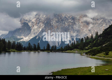 Vista su tutta Seebensee verso il Monte Zugspitze, Tirolo, Austria Foto Stock