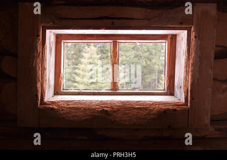 Una finestra nel granaio. La finestra nella capanna. Finestra di legno. Foto Stock