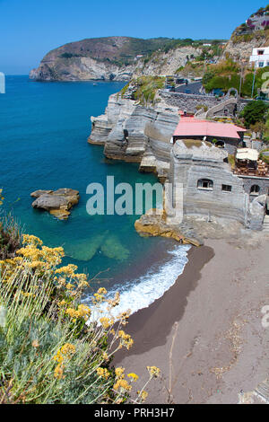 Il pittoresco litorale di Sant' Angelo, Ischia Island, Golfo di Neapel, Italia Foto Stock