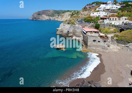 Il pittoresco litorale di Sant' Angelo, Ischia Island, Golfo di Neapel, Italia Foto Stock