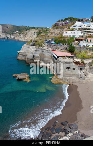 Il pittoresco litorale di Sant' Angelo, Ischia Island, Golfo di Neapel, Italia Foto Stock