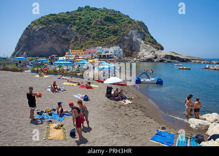 Le persone in spiaggia balneare, villaggio di pescatori Sant' Angelo, Ischia Island, Golfo di Neapel, Italia Foto Stock